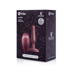 B-VIBE Novice vibrierender Analplug aus samtigem Silikon mit Fernbedienung Galaxy Plum LIMITIERTE AUSGABE