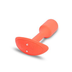 B-VIBE Snug Plug 1 mit Vibration aus samtigem Silikon Orange